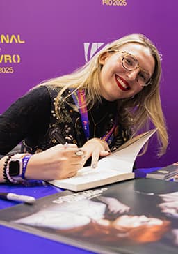 Ariani Castelo, autora de Coração de Cristal Partido